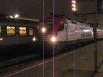 Die Werbelok der Wiener Städtischen Versicherung (1016 047-1) fuhr am Abend des 16.12.2008 mit dem OIC 646  Alpendorf Bergbahnen  vom Wiener Westbahnhof nach Salzburg.